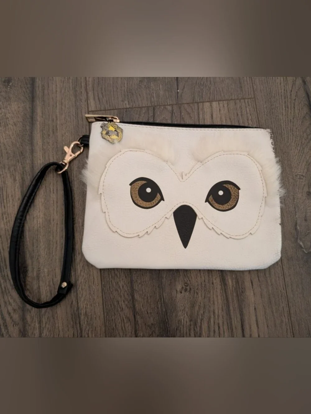 3/$30 💜 White Owl Wristlet Pouch with Harry Potter Hufflepuff crest lapel pin